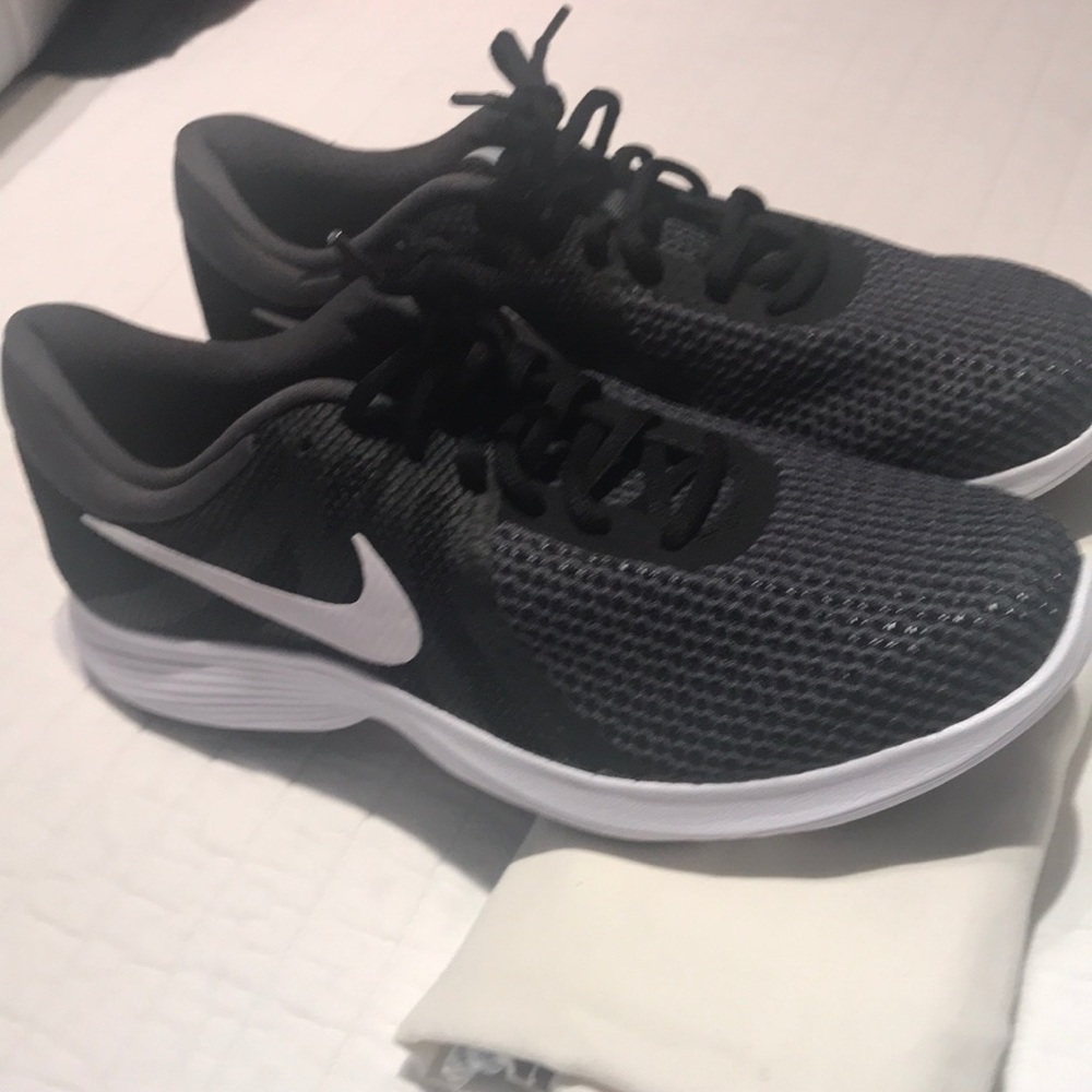 Nike women’s Revolution 4 running